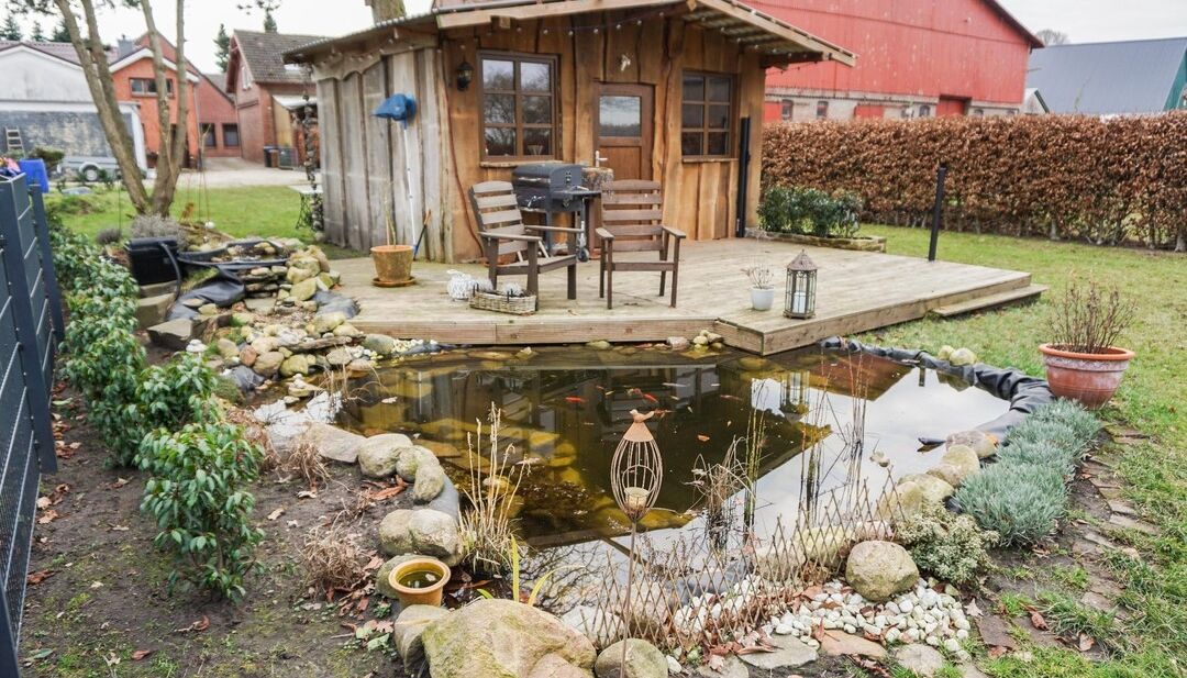 Gartenhütte mit Teich